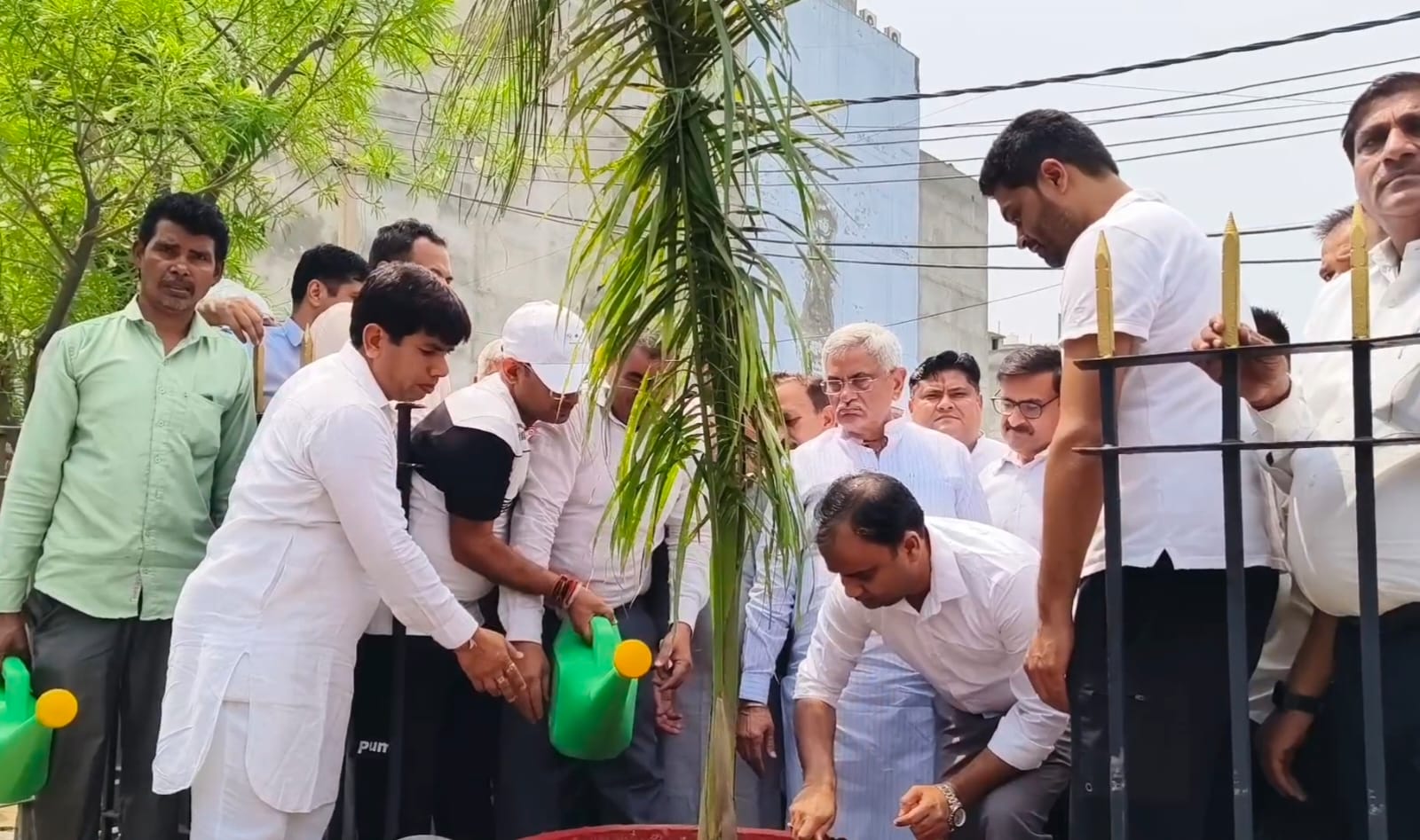फोटो कैप्शन 5आरटीके1 : केन्द्रीय मंत्री मनोहर लाल के जन्मदिवस पर एक पेड मां के नाम अभियान के तहत पौधा रोपण करते पूर्व सहकारिता मंत्री मनीष ग्रोवर ------ फोटो कैप्शन 5आरटीके1 : केन्द्रीय मंत्री मनोहर लाल के जन्मदिवस पर एक पेड मां के नाम अभियान के तहत पौधा रोपण करते पूर्व सहकारिता मंत्री मनीष ग्रोवर ------