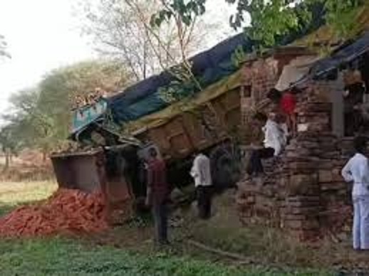 ट्रक अनियंत्रित होकर सड़क किनारे दुकान में घुसा ट्रक अनियंत्रित होकर सड़क किनारे दुकान में घुसा