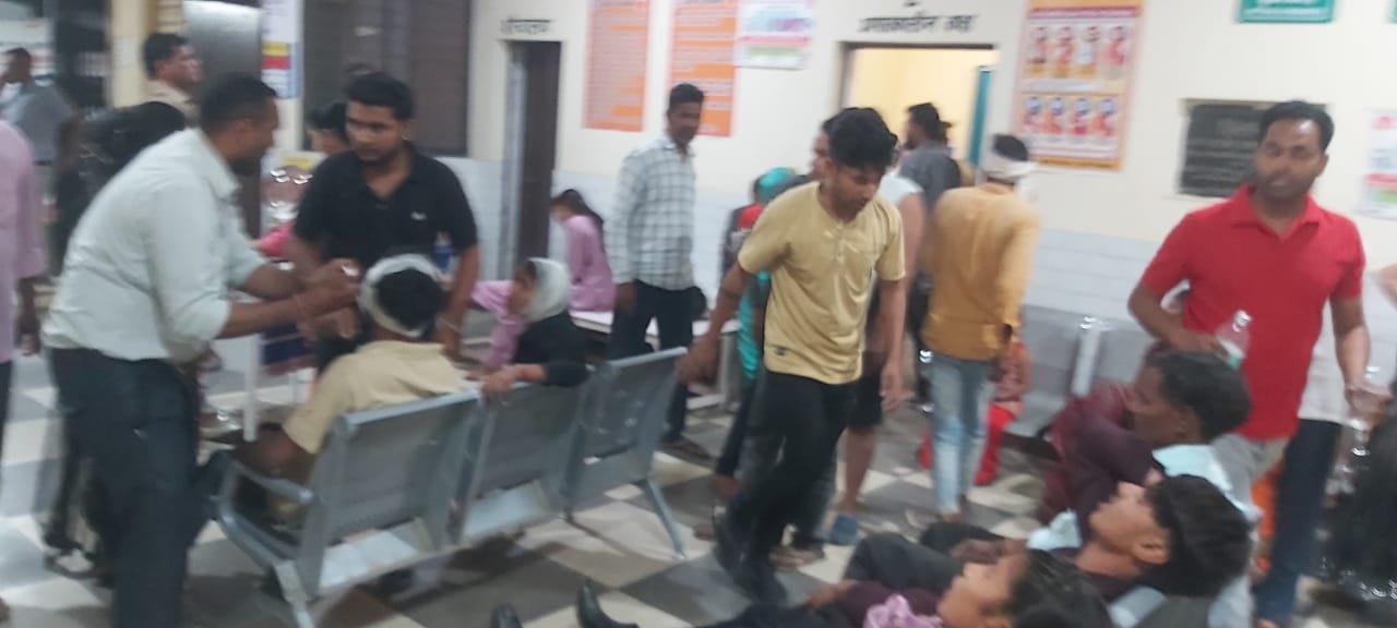 घायलों का इलाज करते हुए घायलों का इलाज करते हुए