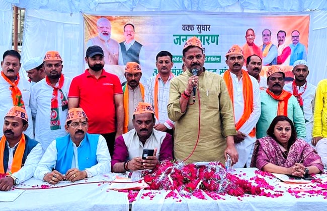 सम्बोधित करते महापौर सम्बोधित करते महापौर
