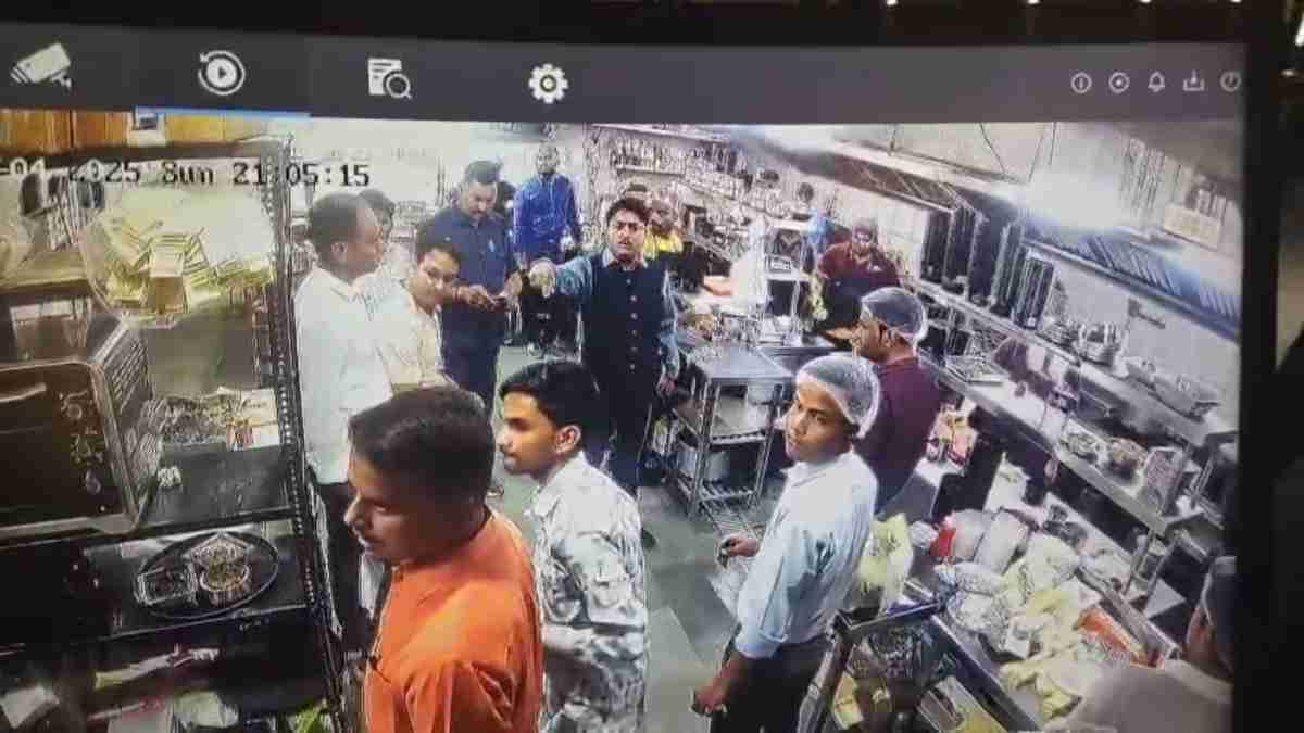 रेस्टोरेंट में खाने की टेबल न मिलने पर किया हंगामा रेस्टोरेंट में खाने की टेबल न मिलने पर किया हंगामा