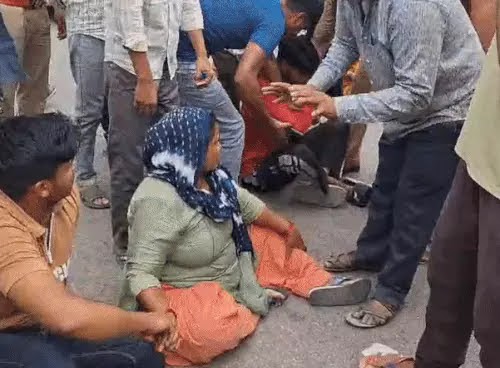 यमुना में युवक का शव मिलने के बाद रोड जाम करते परिजन यमुना में युवक का शव मिलने के बाद रोड जाम करते परिजन