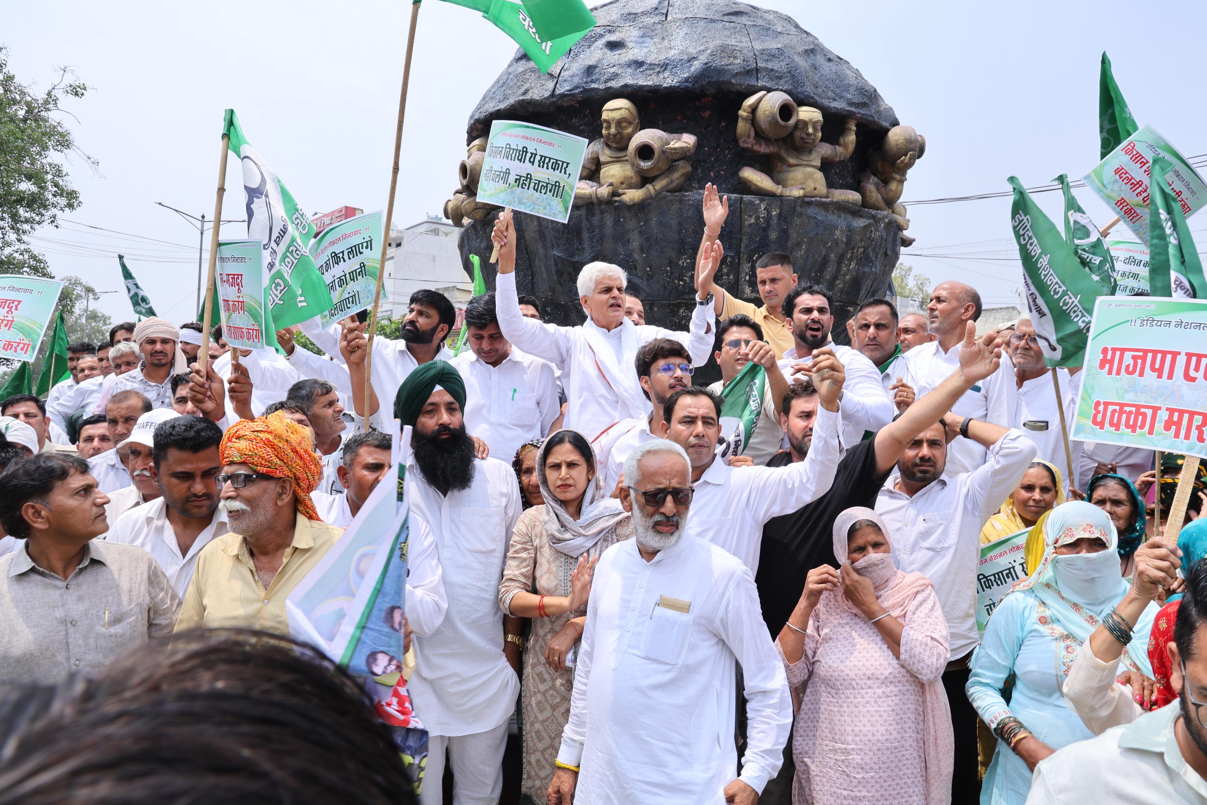 भाखड़ा जल विवाद पर प्रदर्शन करते इनेलो कार्यकर्ता भाखड़ा जल विवाद पर प्रदर्शन करते इनेलो कार्यकर्ता