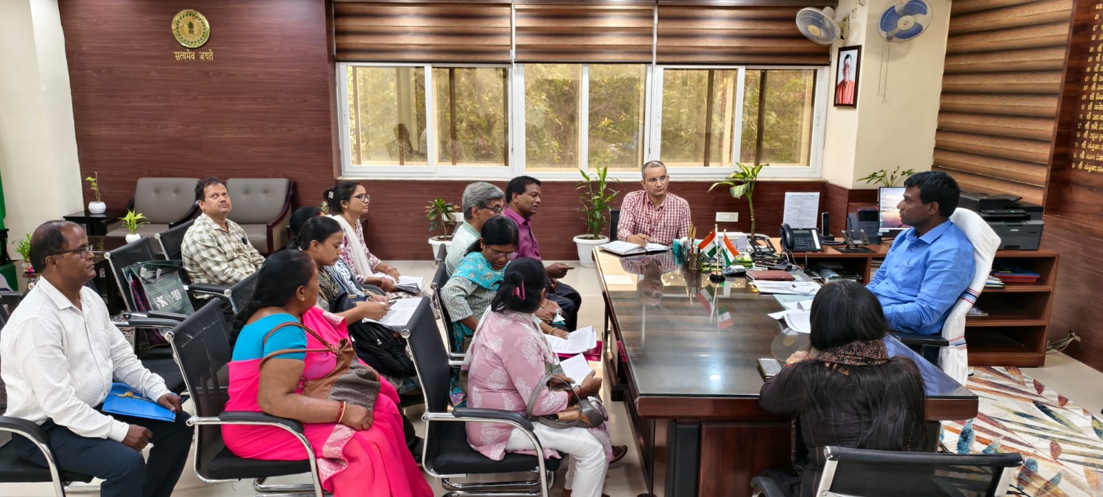जनता दरबार में लोगों की शिकायत सुनते उपायुक्त जनता दरबार में लोगों की शिकायत सुनते उपायुक्त