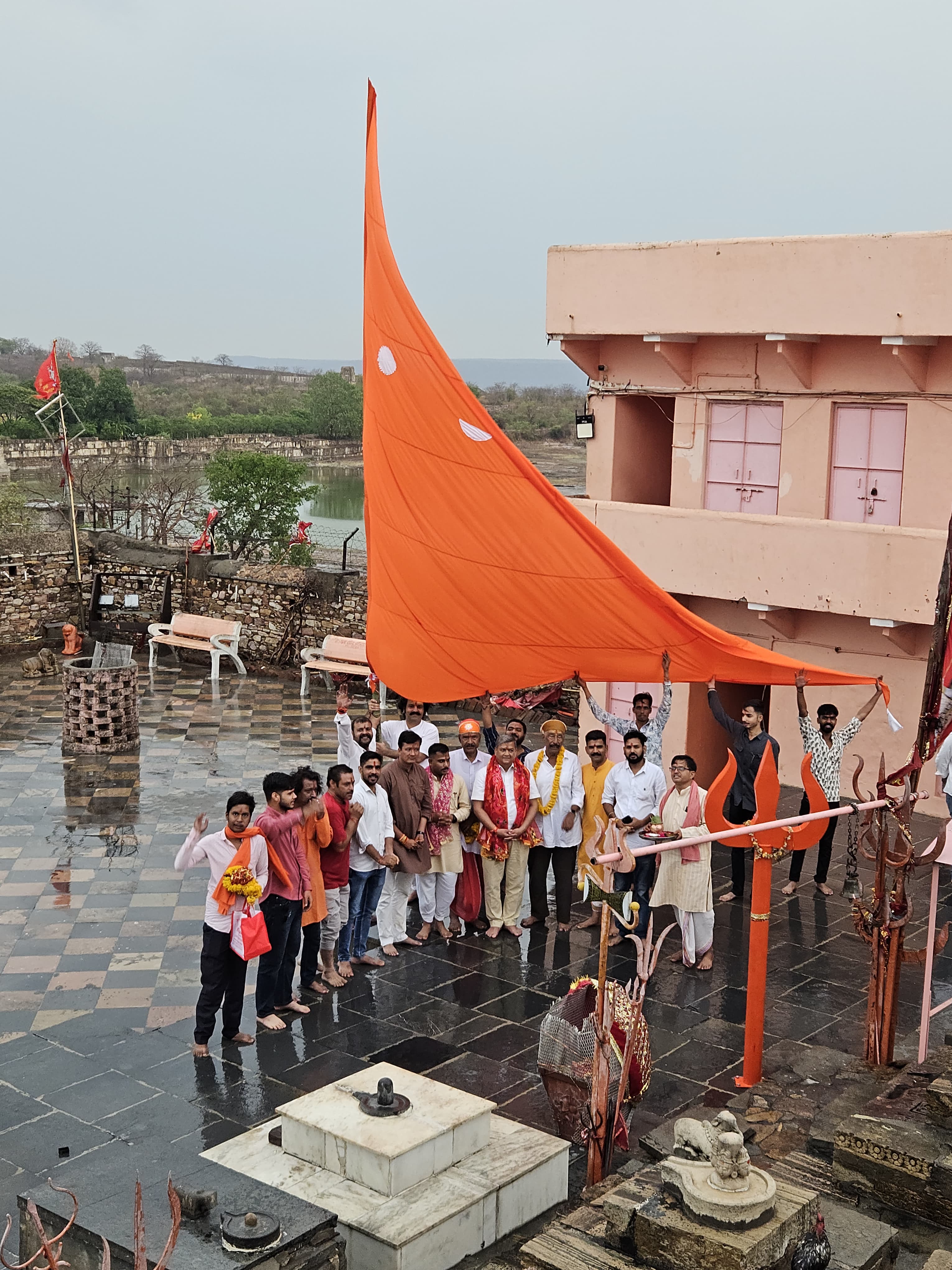 चित्तौड़गढ़ के स्थापना दिवस चित्तौड़ी आठम के अवसर पर कालिका माता मंदिर में ध्वजा चढ़ाई गई। चित्तौड़गढ़ के स्थापना दिवस चित्तौड़ी आठम के अवसर पर कालिका माता मंदिर में ध्वजा चढ़ाई गई।