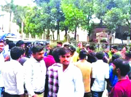 होटल के बाहर हंगामा करती भीड़ होटल के बाहर हंगामा करती भीड़