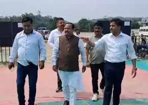 निरीक्षण करते ओमप्रकाश जमदग्नि निरीक्षण करते ओमप्रकाश जमदग्नि
