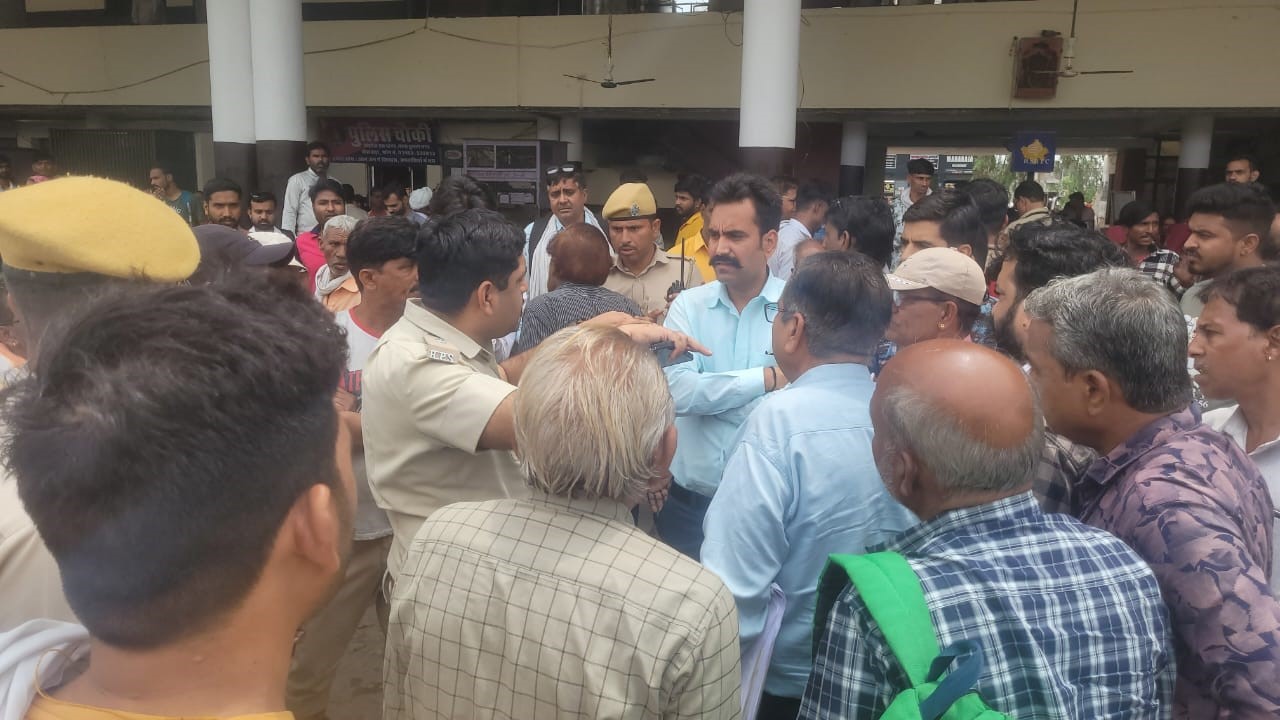 लड़की बनकर आए युवक ने दिन दहाड़े युवती को मारी गोली, प्रेमिका को मारने आया था, लेकिन दूसरी पर कर दिया फायर, भीड़ ने पकड़कर पीटा लड़की बनकर आए युवक ने दिन दहाड़े युवती को मारी गोली, प्रेमिका को मारने आया था, लेकिन दूसरी पर कर दिया फायर, भीड़ ने पकड़कर पीटा
