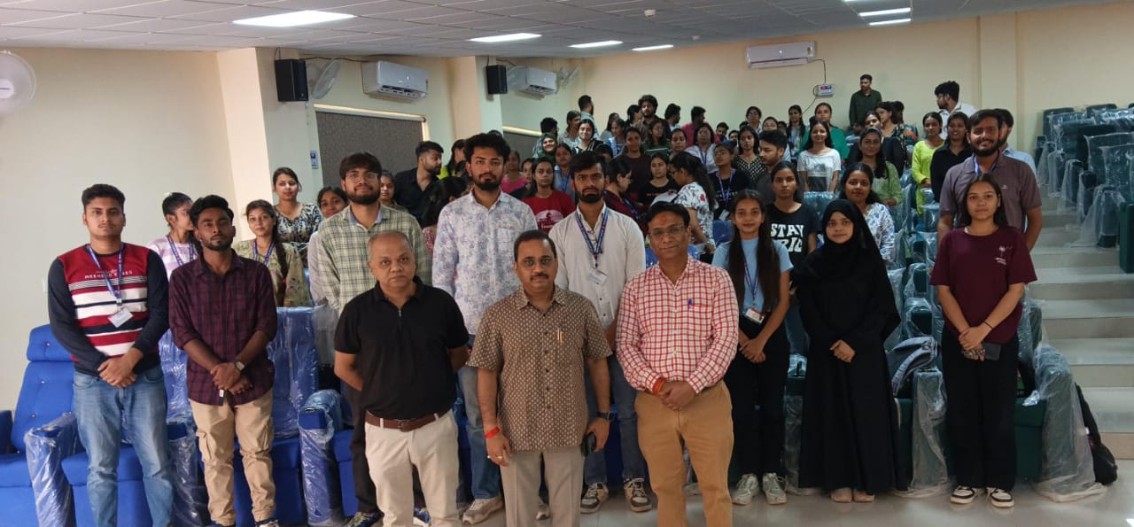 निदेशक संग प्रतिभाग छात्रों का समूह फोटो निदेशक संग प्रतिभाग छात्रों का समूह फोटो