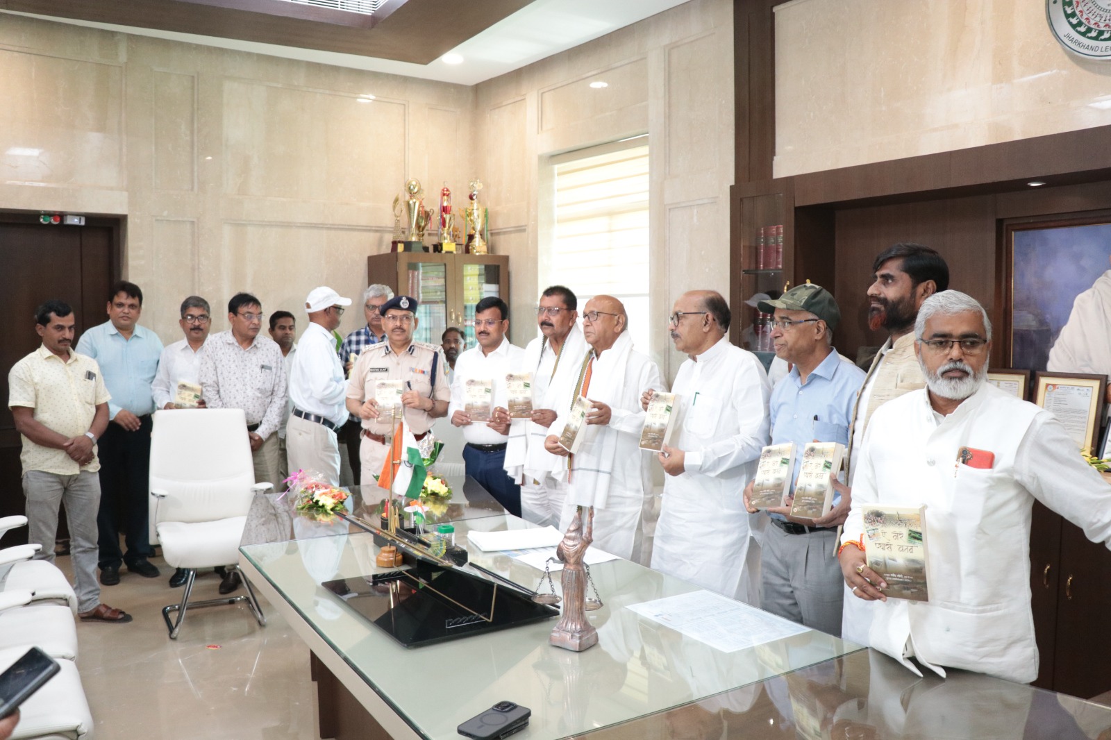 पुस्‍तक लोकार्पण कार्यक्रम में विधानसभा अध्‍यक्ष सहित