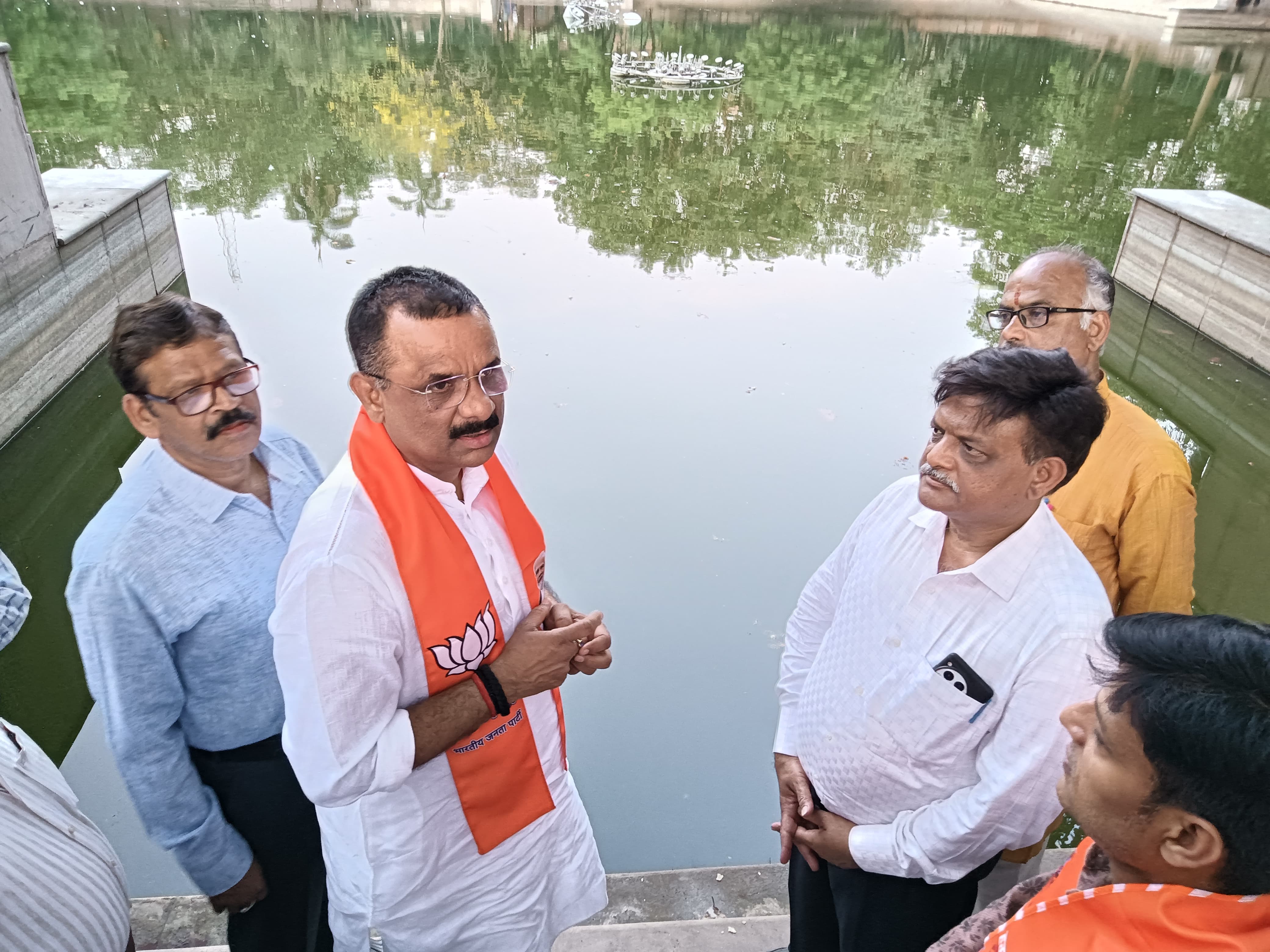 मंदाकिनी कुंड पर महापौर अशोक तिवारी जल उपचार कार्य का शुभारंभ करते हुए मंदाकिनी कुंड पर महापौर अशोक तिवारी जल उपचार कार्य का शुभारंभ करते हुए