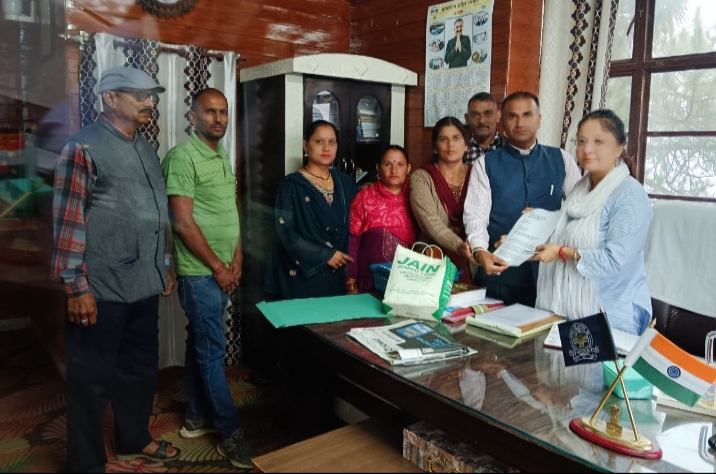 पच्छाद के लोगों ने शिक्षा मंत्री को कन्या वरिष्ठ माध्यमिक विद्यालय मर्ज न करने को लेकर भेजा ज्ञापन पच्छाद के लोगों ने शिक्षा मंत्री को कन्या वरिष्ठ माध्यमिक विद्यालय मर्ज न करने को लेकर भेजा ज्ञापन