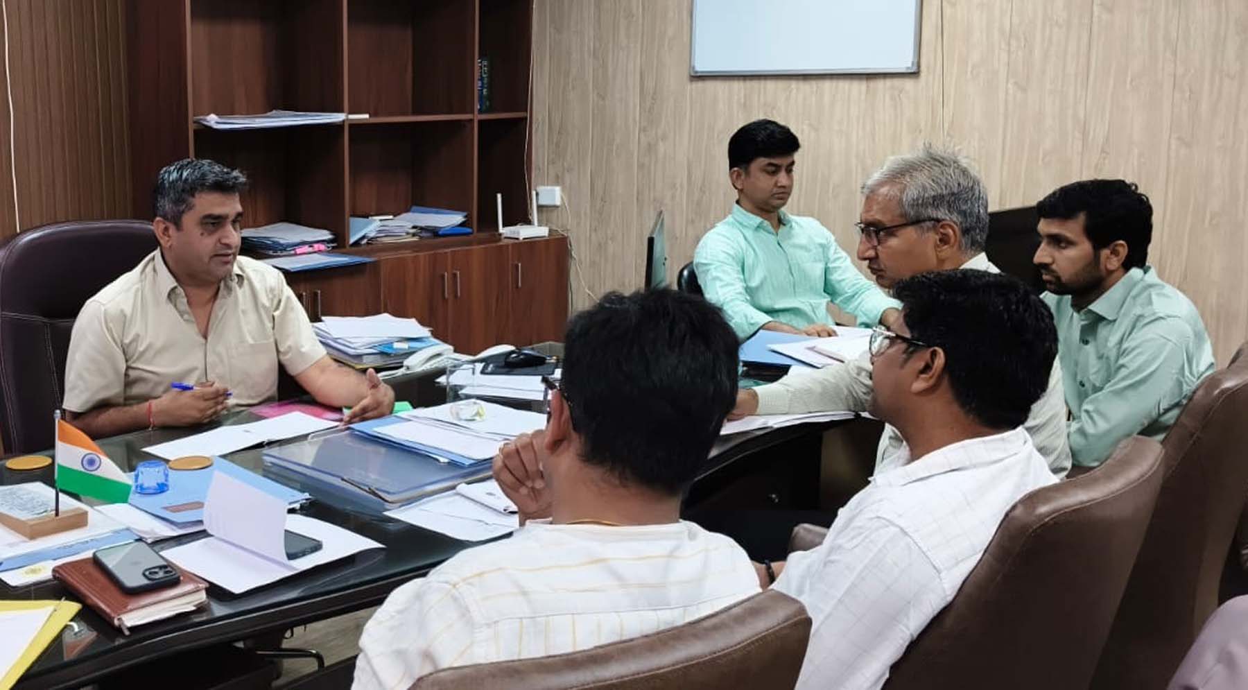 गुरुग्राम नगर निगम में अपने कार्यालय में नगर निगम के इंजीनियरों के साथ बैठक करते चीफ इंजीनियर विजय कुमार ढाका। गुरुग्राम नगर निगम में अपने कार्यालय में नगर निगम के इंजीनियरों के साथ बैठक करते चीफ इंजीनियर विजय कुमार ढाका।
