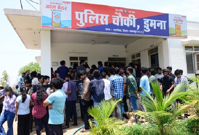 कॉलेज के हॉस्टल में छात्राओं के न्यूड वीडियो बनाने के मामले की शिकायत करने के लिए थाने पहुंचे विद्यार्थी कॉलेज के हॉस्टल में छात्राओं के न्यूड वीडियो बनाने के मामले की शिकायत करने के लिए थाने पहुंचे विद्यार्थी