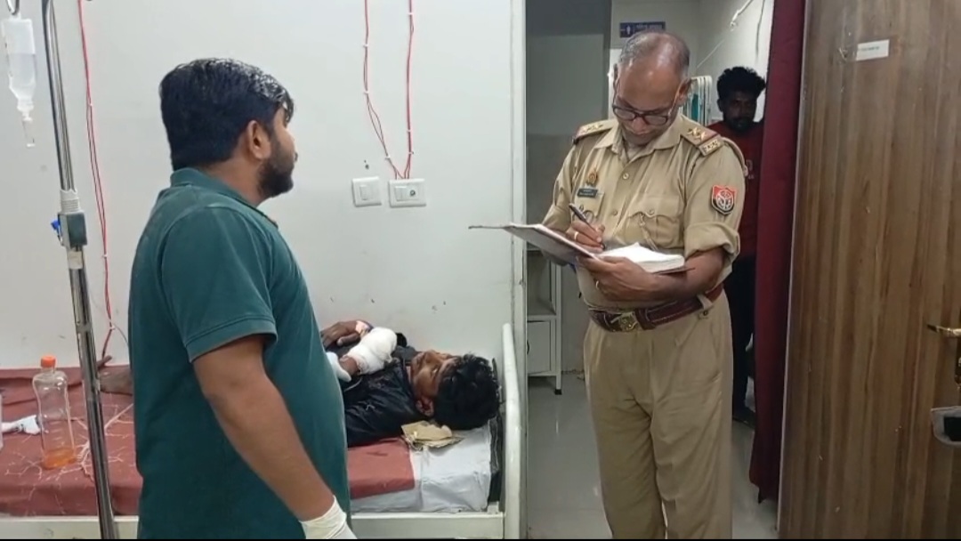 घायलों से पूछताछ करतेपुलिसकर्मी