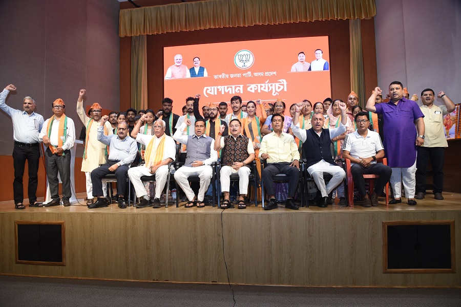 गुवाहाटीः प्रदेश भाजपा कार्यालय में पार्टी में शामिल हुए नये कार्यकर्ताओं के साथ प्रदेश अध्यक्ष दिलीप सैकिया एवं अन्य पदाधिकारी। गुवाहाटीः प्रदेश भाजपा कार्यालय में पार्टी में शामिल हुए नये कार्यकर्ताओं के साथ प्रदेश अध्यक्ष दिलीप सैकिया एवं अन्य पदाधिकारी।
