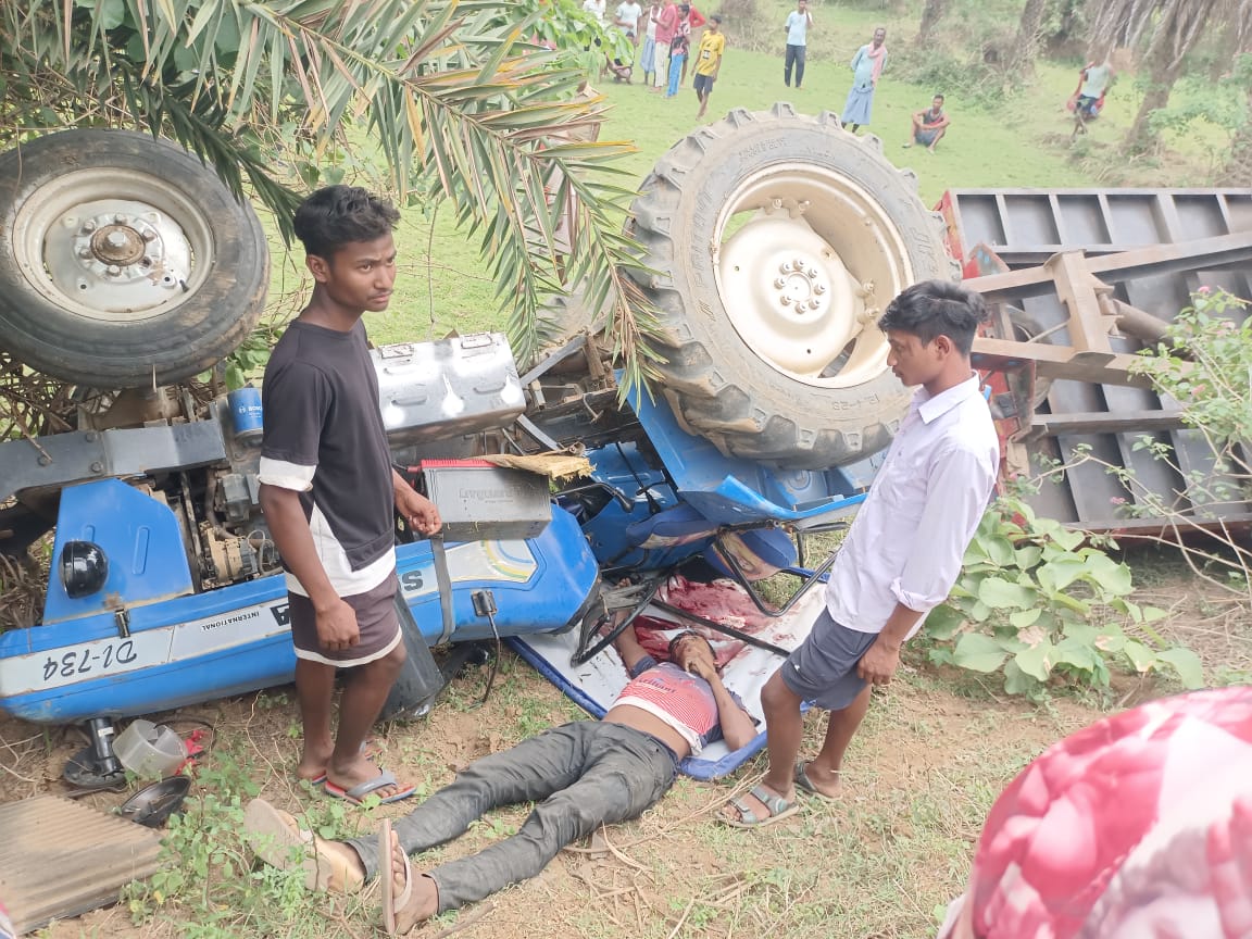 दुर्घटनाग्रस्त ट््रैक्टर दुर्घटनाग्रस्त ट््रैक्टर