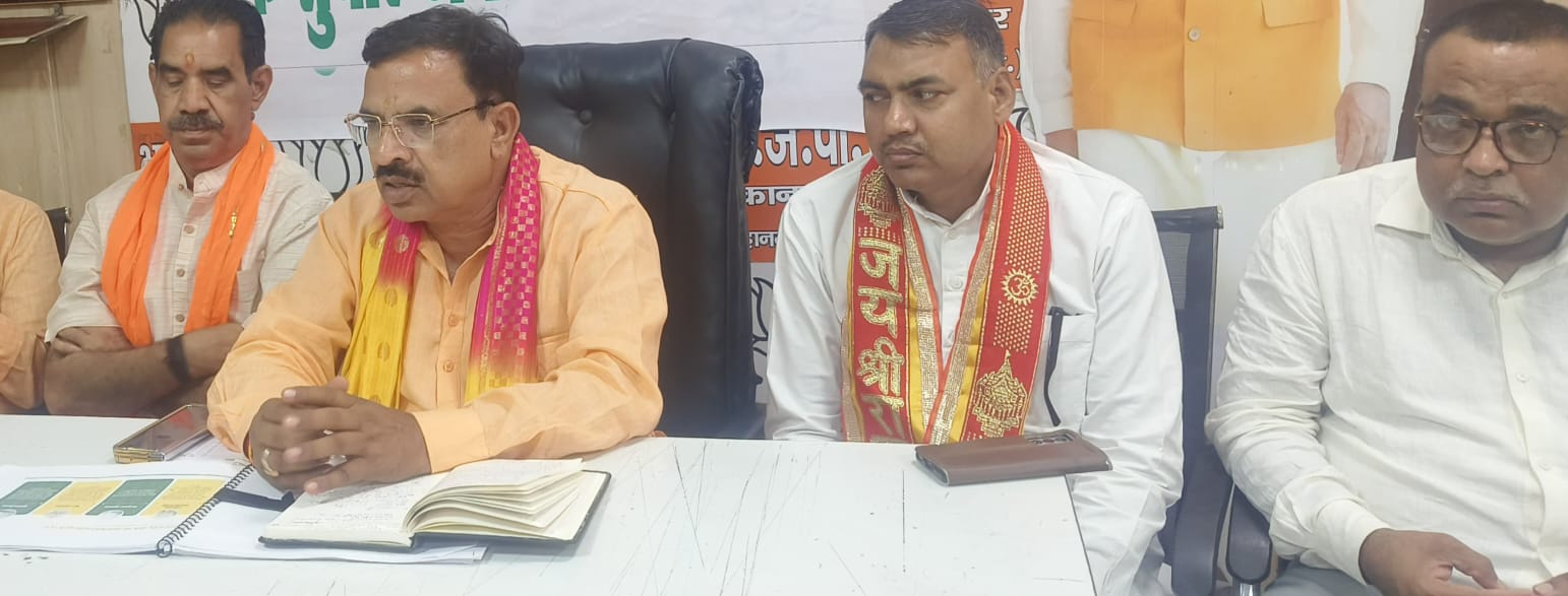 क्षेत्रीय अध्यक्ष बैठक करते हुए क्षेत्रीय अध्यक्ष बैठक करते हुए