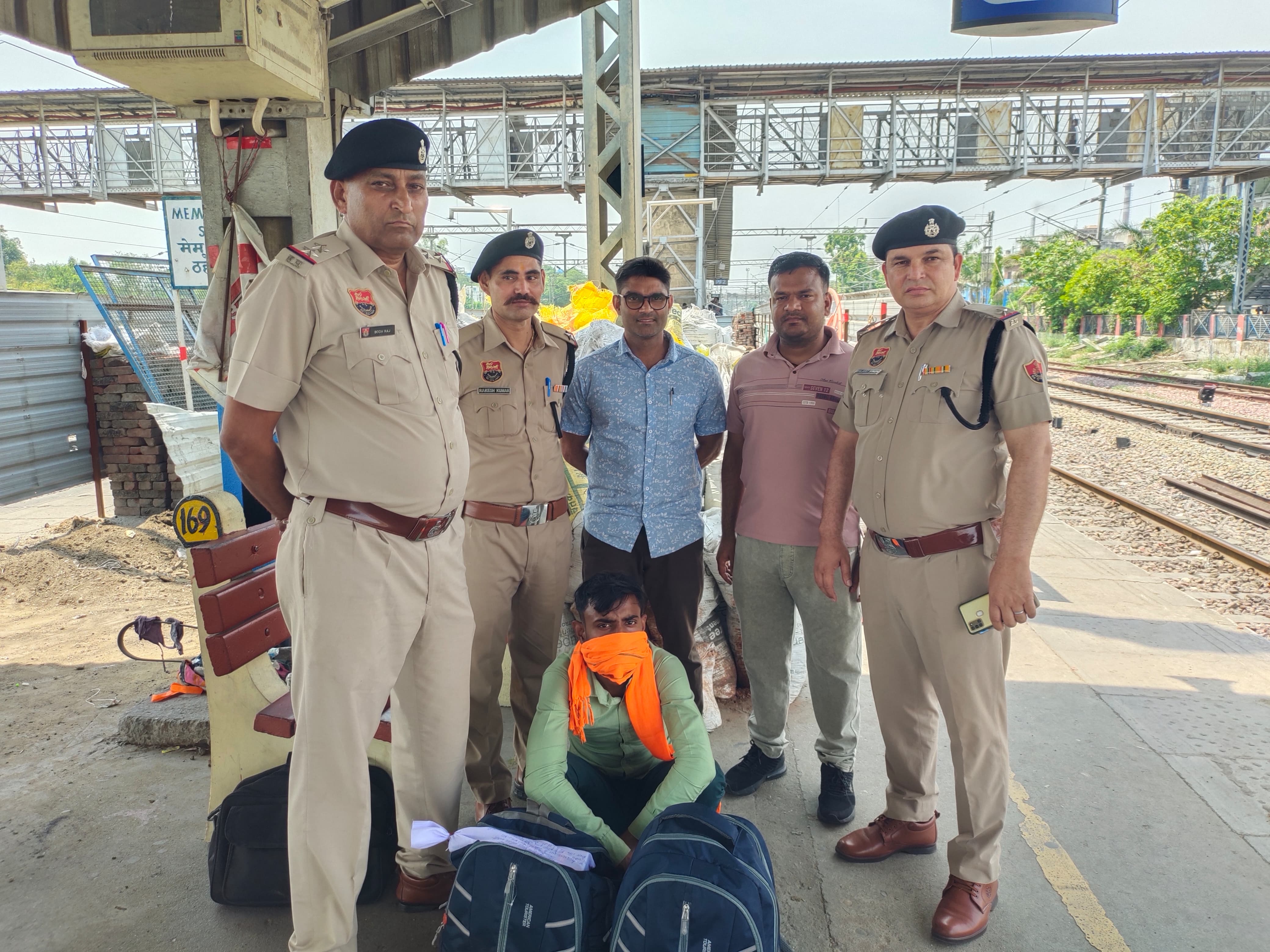गिरफ्तार युवक पुलिस के कब्जे में गिरफ्तार युवक पुलिस के कब्जे में