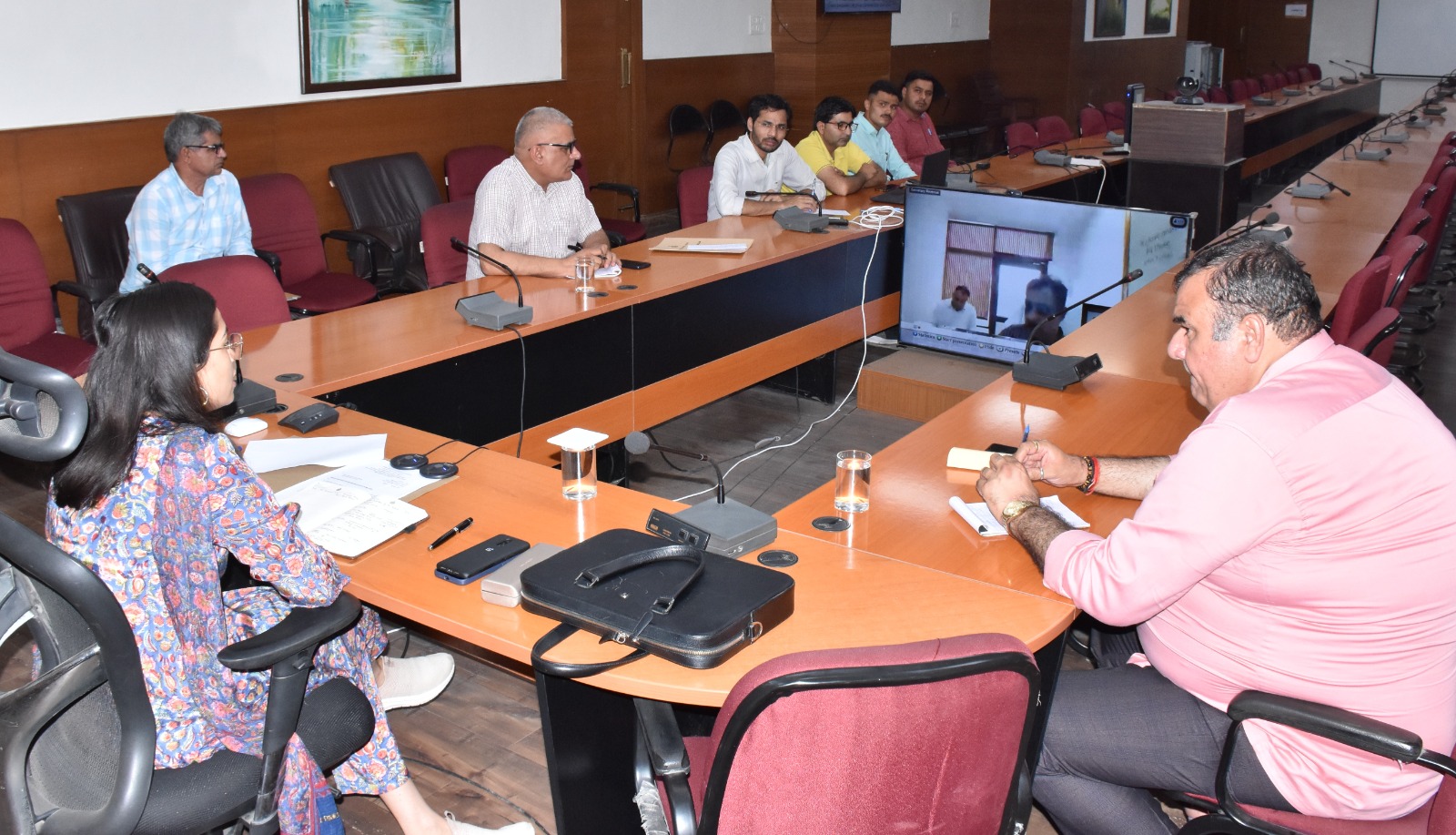 मॉक ड्रिल के विषय में आयोजित वीसी में शामिल झज्जर की एडीसी सलोनी शर्मा। मॉक ड्रिल के विषय में आयोजित वीसी में शामिल झज्जर की एडीसी सलोनी शर्मा।