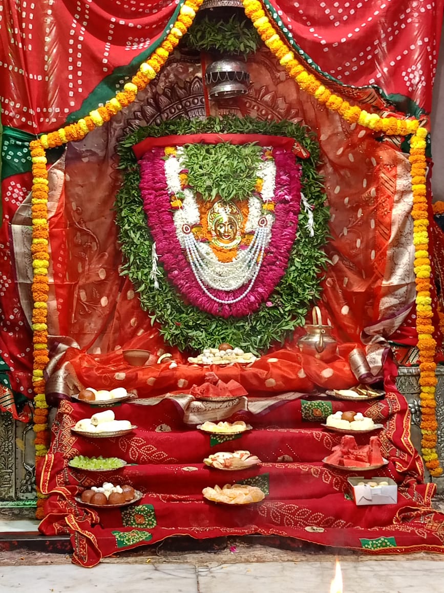 अदलपुरा स्थित बड़ी शीतला माता के वार्षिक पूजा के अवसर पर किया श्रृंगार । अदलपुरा स्थित बड़ी शीतला माता के वार्षिक पूजा के अवसर पर किया श्रृंगार ।