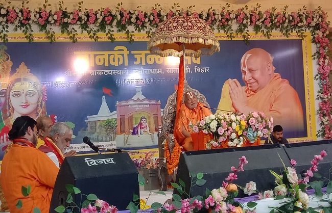 जगतगुरु श्री रामभद्राचार्य जी कथा कहते हुए जगतगुरु श्री रामभद्राचार्य जी कथा कहते हुए