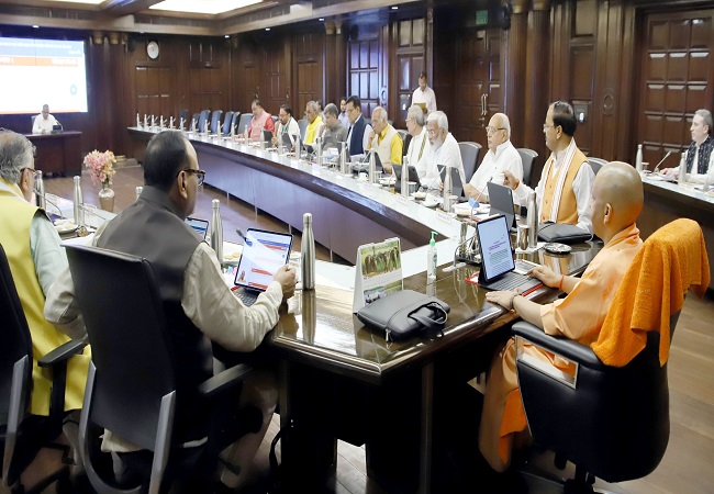 कैबिनेट बैठक करते मुख्यमंत्री योगी कैबिनेट बैठक करते मुख्यमंत्री योगी