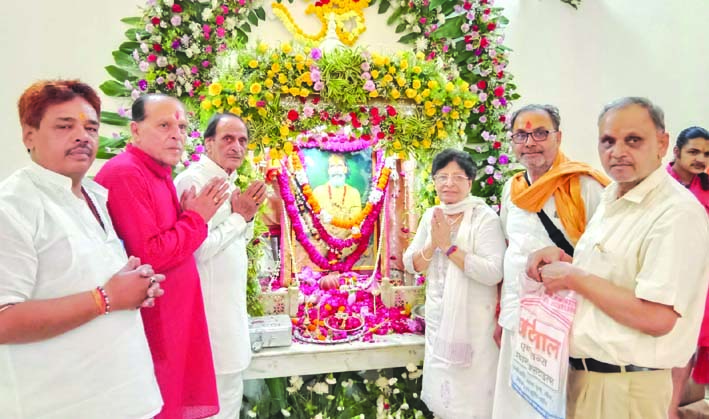 श्रद्धासुमन अर्पित करते हुए श्रद्धासुमन अर्पित करते हुए