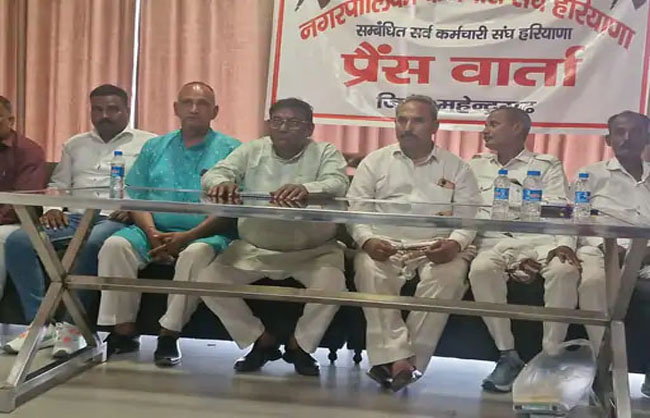 पत्रकारवार्ता करते हुए नगर पालिका कर्मचारी संघ के प्रदेश अध्यक्ष नरेश शास्त्री व अन्य। पत्रकारवार्ता करते हुए नगर पालिका कर्मचारी संघ के प्रदेश अध्यक्ष नरेश शास्त्री व अन्य।