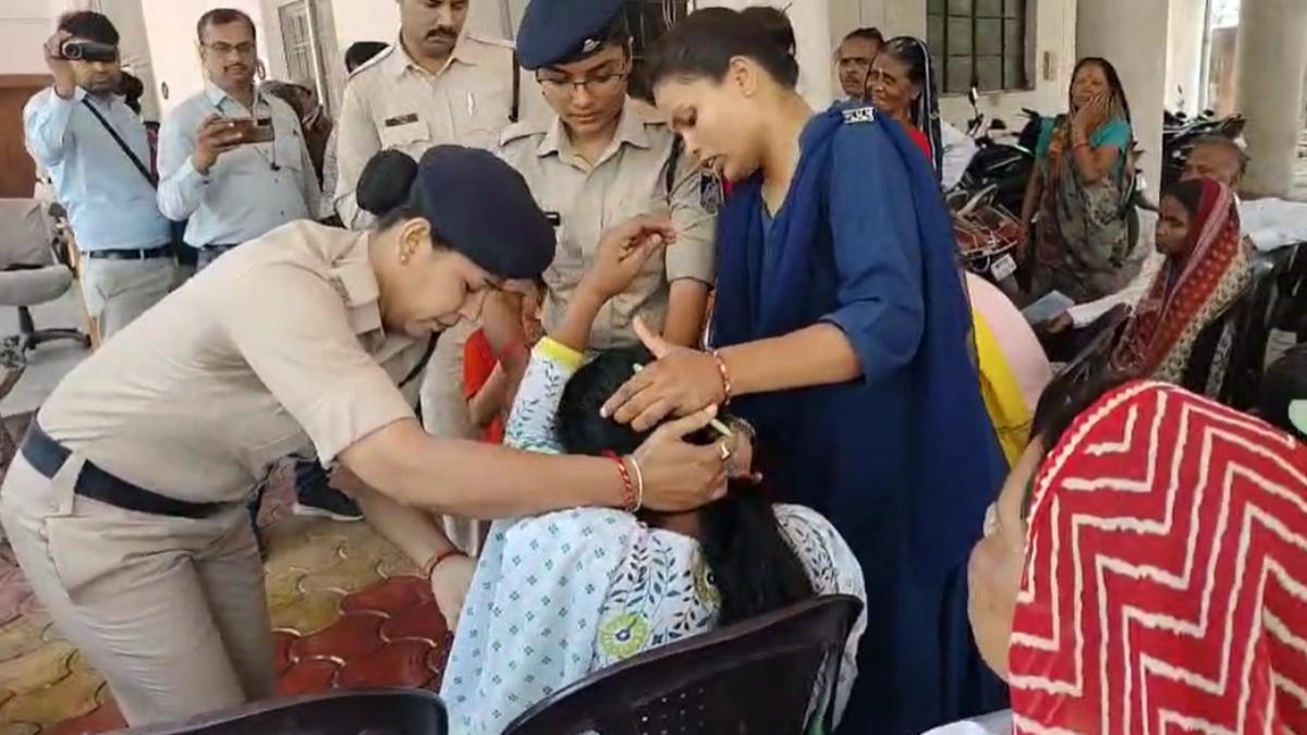 एसपी ऑफिस पहुंची महिला ने खाया जहर एसपी ऑफिस पहुंची महिला ने खाया जहर