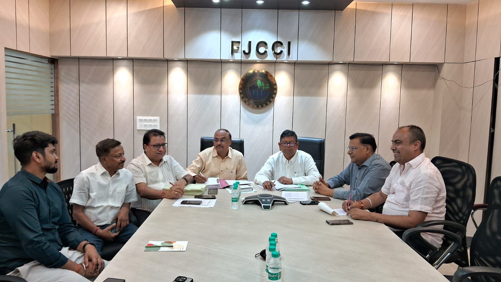 चेंबर भवन में चेंबर की बैठक की फोटो चेंबर भवन में चेंबर की बैठक की फोटो
