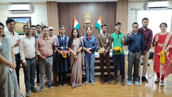 खरगोनः मैरिट में आने वाले बच्चों का कलेक्टर ने किया स्वागत खरगोनः मैरिट में आने वाले बच्चों का कलेक्टर ने किया स्वागत