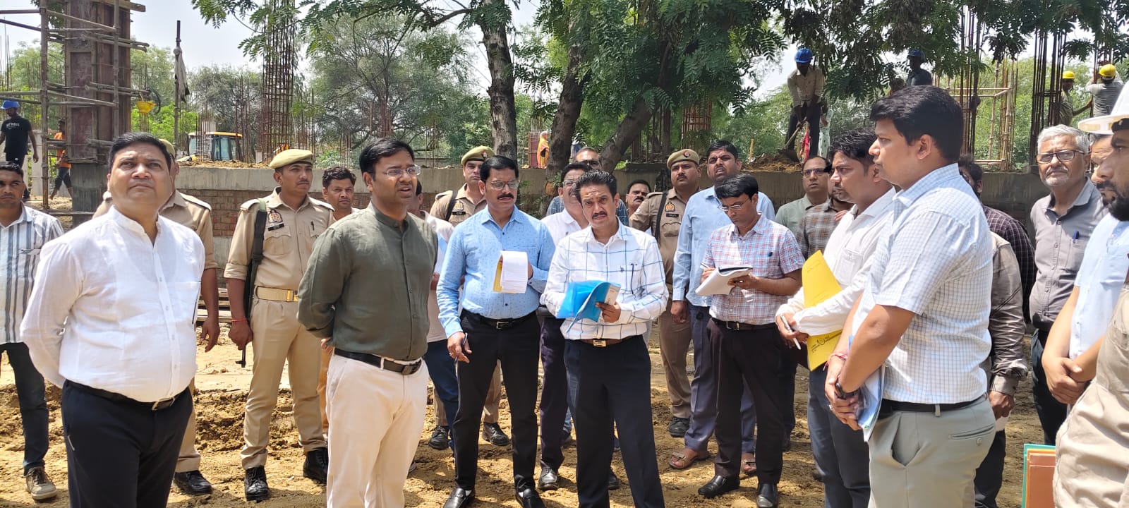 निरीक्षण करते डीएम निरीक्षण करते डीएम
