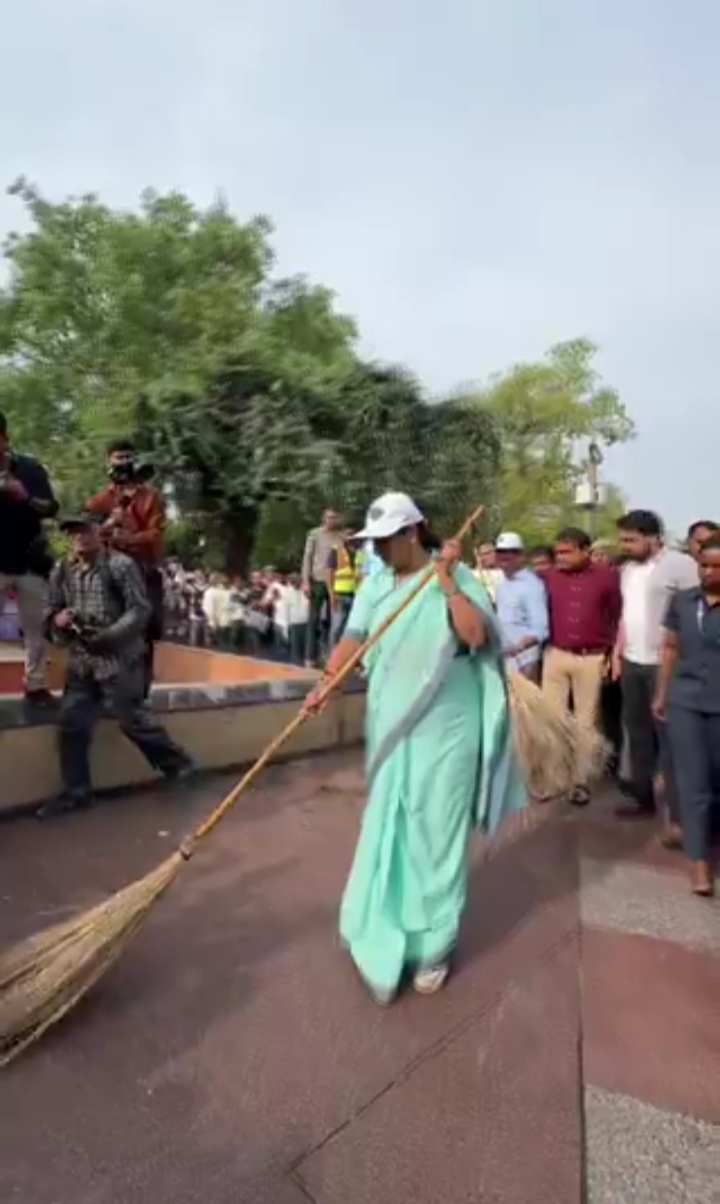 दिल्ली की मुख्यमंत्री रेखा गुप्ता सफाई अभियान में भाग ली दिल्ली की मुख्यमंत्री रेखा गुप्ता सफाई अभियान में भाग ली