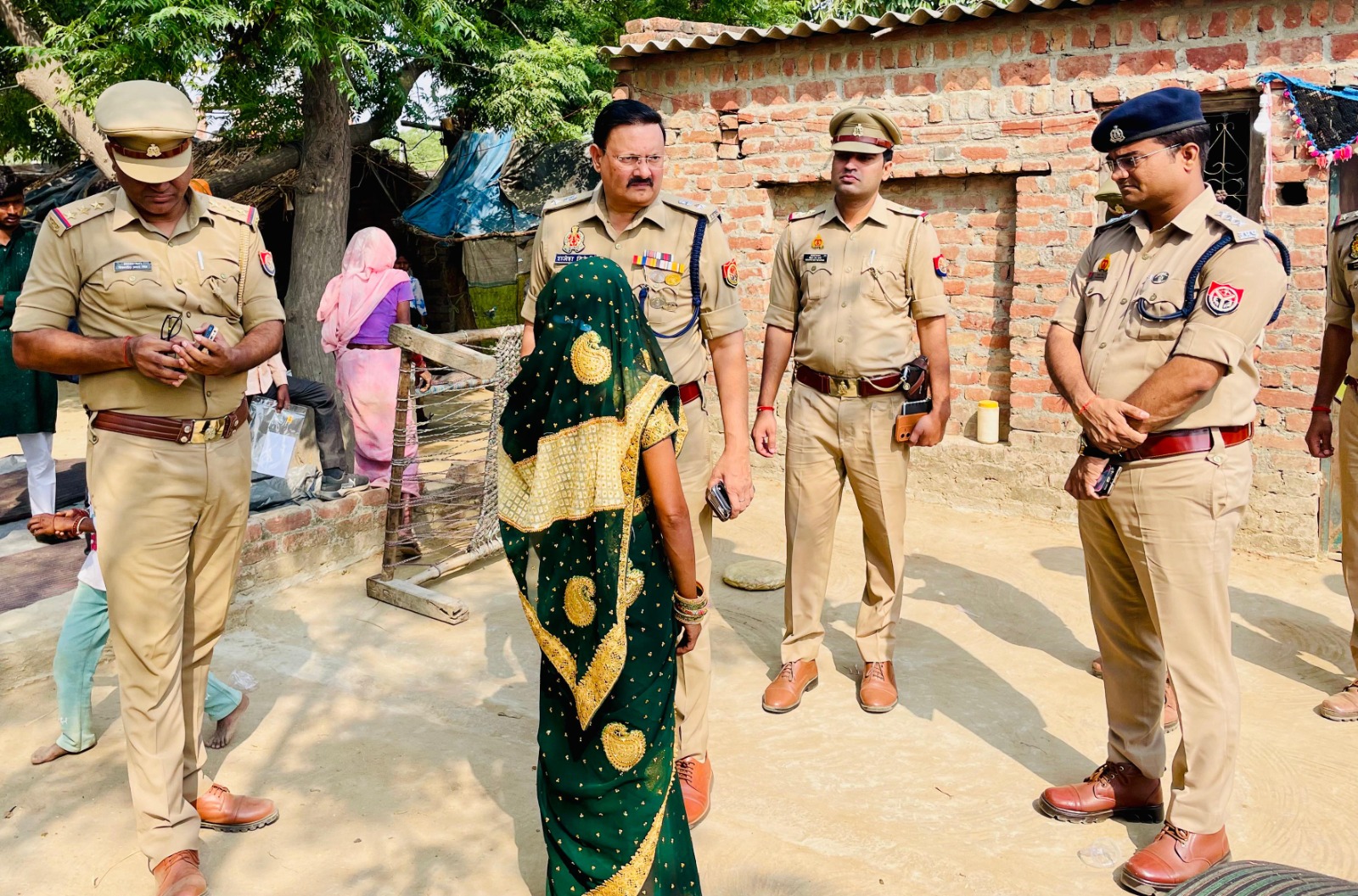 परिवार वालो से घटना की जानकारी लेते एसपी परिवार वालो से घटना की जानकारी लेते एसपी
