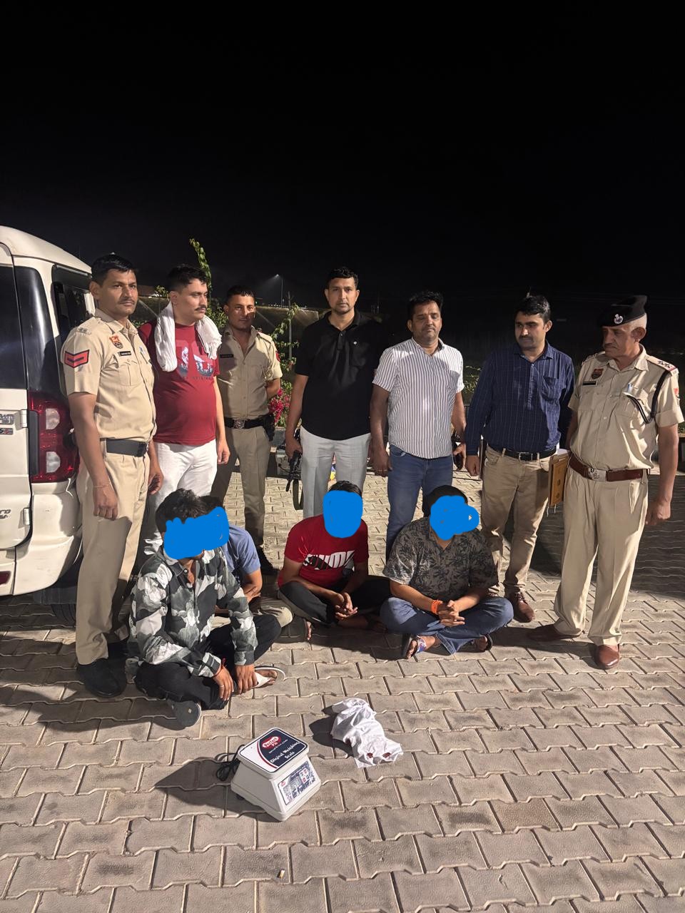 फोटो कैप्शन 6आरटीके4 : एनसीबी टीम द्वारा गिरफ्तार नशा तस्करों के साथ पुलिस ----------- फोटो कैप्शन 6आरटीके4 : एनसीबी टीम द्वारा गिरफ्तार नशा तस्करों के साथ पुलिस -----------