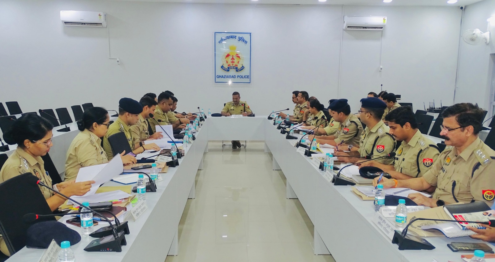 संगोष्ठी को सम्बोधित करते पुलिस कमिश्नर जे रविंदर गौड़ संगोष्ठी को सम्बोधित करते पुलिस कमिश्नर जे रविंदर गौड़