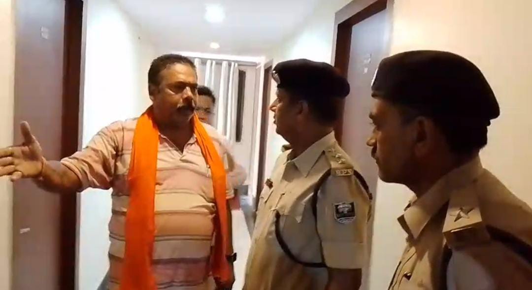 पूछताछ करती पुलिस पूछताछ करती पुलिस