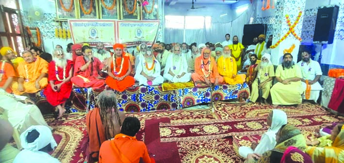 श्रद्धांजलि सभा के दौरान मौजूद संत श्रद्धांजलि सभा के दौरान मौजूद संत