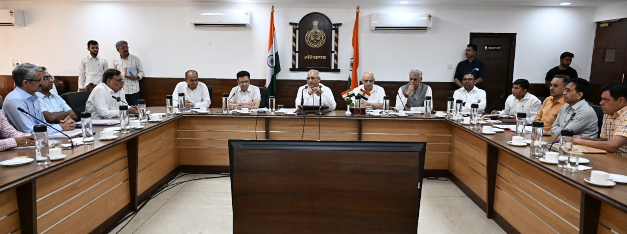 हरियाणा के लोक निर्माण मंत्री रणबीर गंगवा अधिकारियों की बैठक लेते हुए हरियाणा के लोक निर्माण मंत्री रणबीर गंगवा अधिकारियों की बैठक लेते हुए