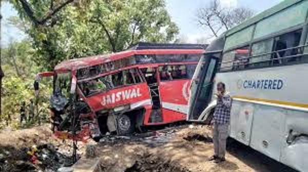 इंदौर -बैतूल नेशनल हाईवे पर दाे यात्री बसाें की भिड़ंत इंदौर -बैतूल नेशनल हाईवे पर दाे यात्री बसाें की भिड़ंत