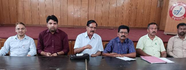 उत्तरांचल प्रेस क्लब में मीडिया से बातचीत करते पीड़ित। उत्तरांचल प्रेस क्लब में मीडिया से बातचीत करते पीड़ित।