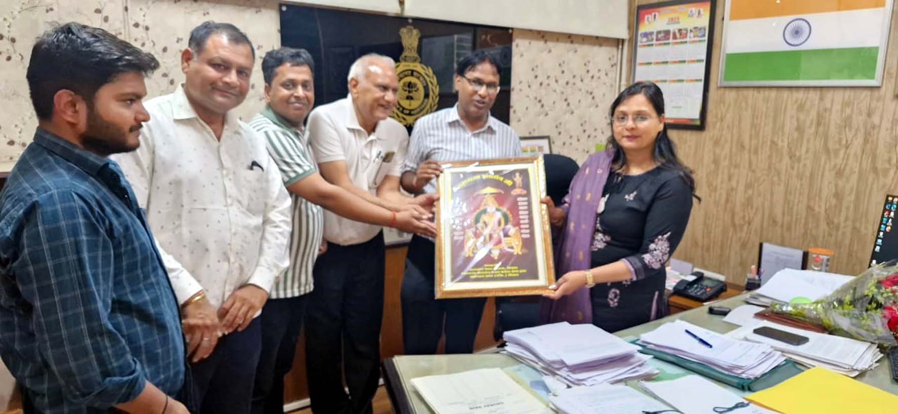 एसडीएम ज्योति मित्तल को स्मृति चिह्न देते अग्रवाल समाज के गणमान्य लोग। एसडीएम ज्योति मित्तल को स्मृति चिह्न देते अग्रवाल समाज के गणमान्य लोग।