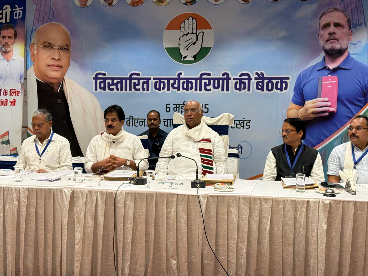 कांग्रेस की बैैठक में पार्टी नेताओं की फोटो कांग्रेस की बैैठक में पार्टी नेताओं की फोटो