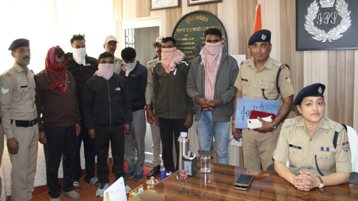 गंगाेत्री में पकड़ गए आराेपिताें काे मीडिया के सामने पेश करती पुलिस। गंगाेत्री में पकड़ गए आराेपिताें काे मीडिया के सामने पेश करती पुलिस।