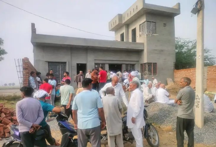 मौके पर जुटी गांव वालों की भीड़ मौके पर जुटी गांव वालों की भीड़