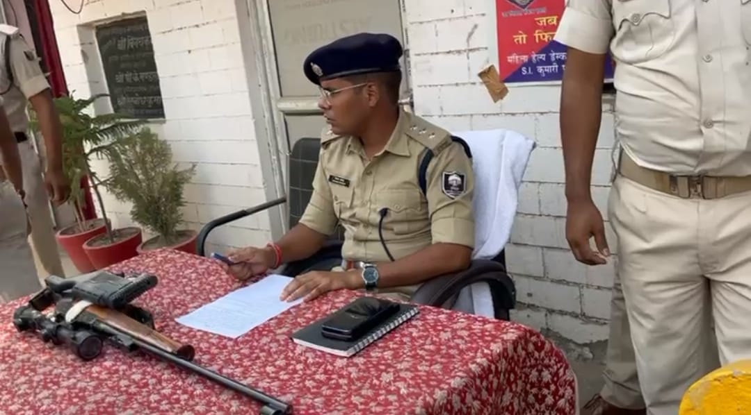 बरामद हथियार व दस्तावेज के साथ पुलिस बरामद हथियार व दस्तावेज के साथ पुलिस