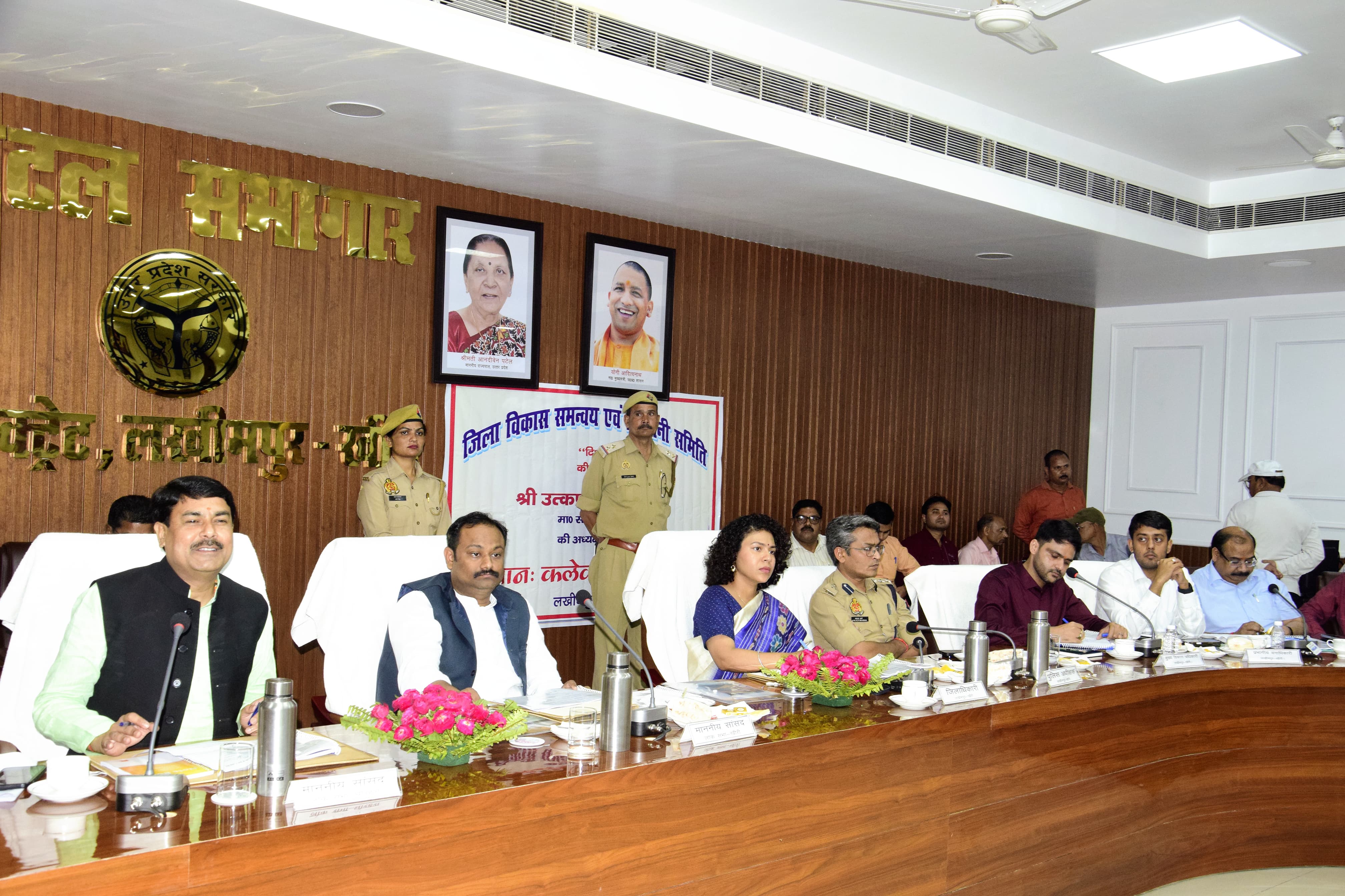 दिशा की बैठक में जिला स्तरीय अधिकारियों के साथ मौजूद खीरी सपा सांसद उत्कर्ष वर्मा व धौरहरा सांसद आनंद भदौरिया दिशा की बैठक में जिला स्तरीय अधिकारियों के साथ मौजूद खीरी सपा सांसद उत्कर्ष वर्मा व धौरहरा सांसद आनंद भदौरिया