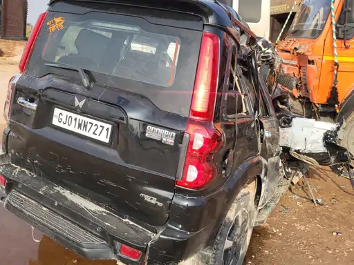 नोखा में स्कॉर्पियो गाड़ी ने बेकाबू होकर सड़क किनारे खड़े ट्रेलर को सामने से टक्कर मार दी। नोखा में स्कॉर्पियो गाड़ी ने बेकाबू होकर सड़क किनारे खड़े ट्रेलर को सामने से टक्कर मार दी।