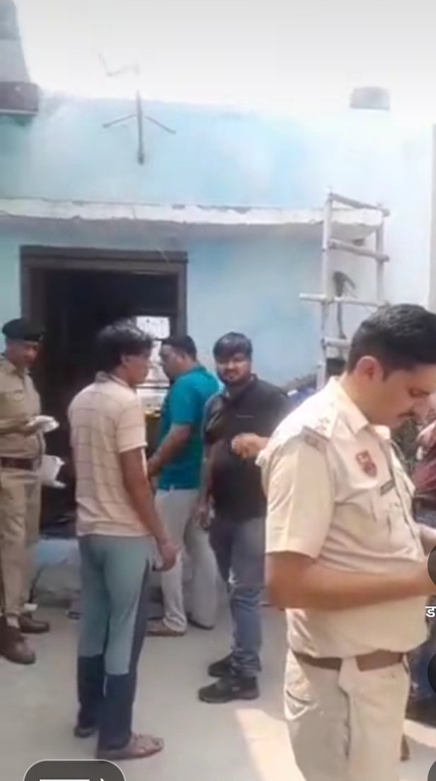 घटनास्थल पर आवश्यक कार्रवाई करती पुलिस। घटनास्थल पर आवश्यक कार्रवाई करती पुलिस।